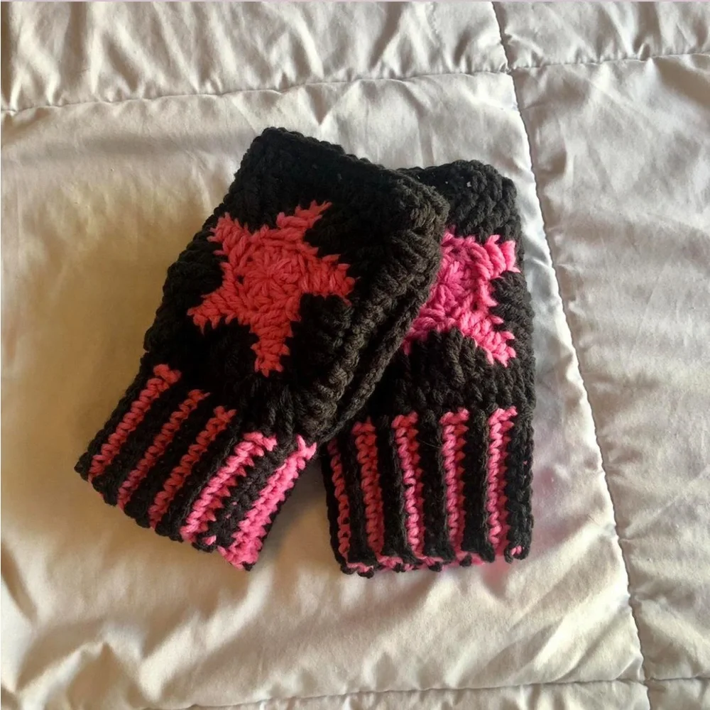 crochet black and pink star fingerless gloves/handwarmers